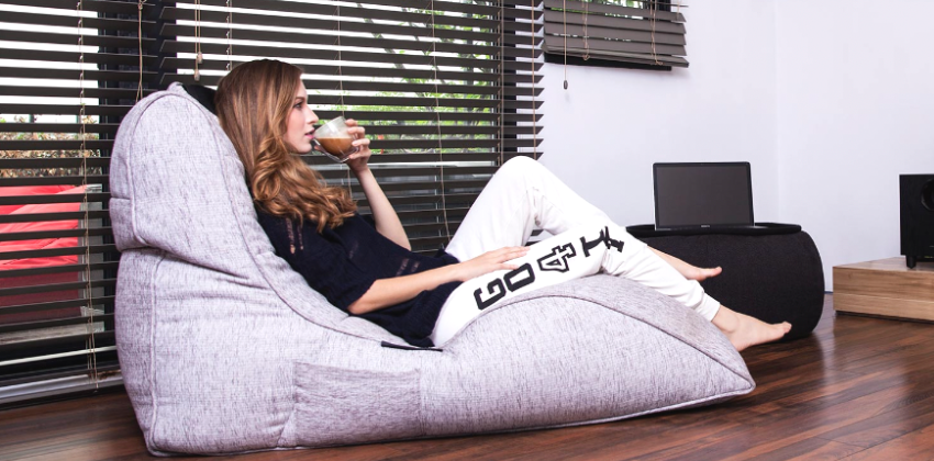 WOMAN SITTING ON AN AMBIENT LOUNGE AVATAR LOUNGER