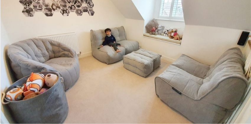 kid lounging in an Ambient lounge Modular set